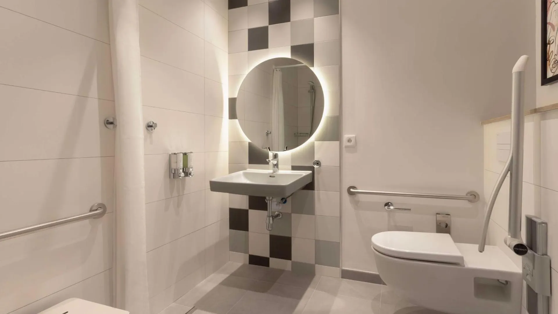 Hampton By Hilton Malaga Martiricos Hotel