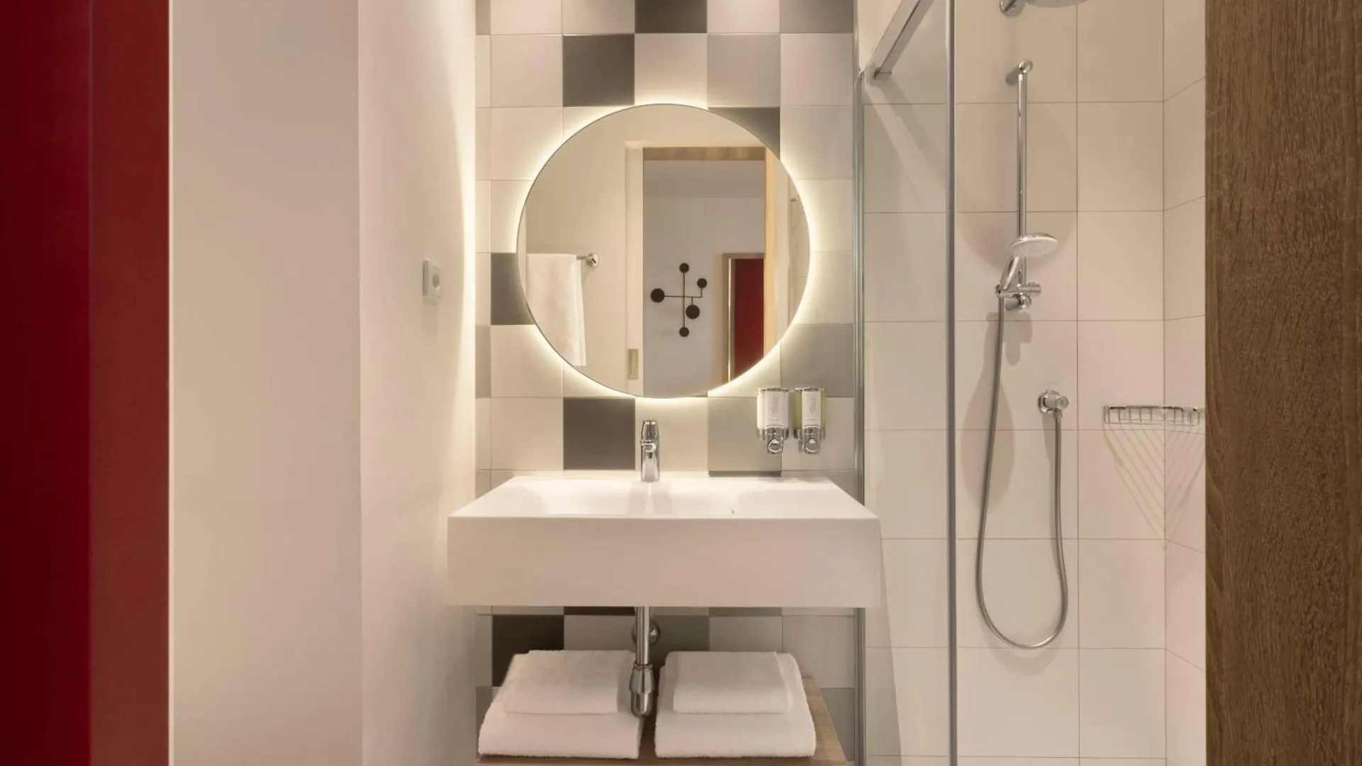 Hampton By Hilton Malaga Martiricos Hotel